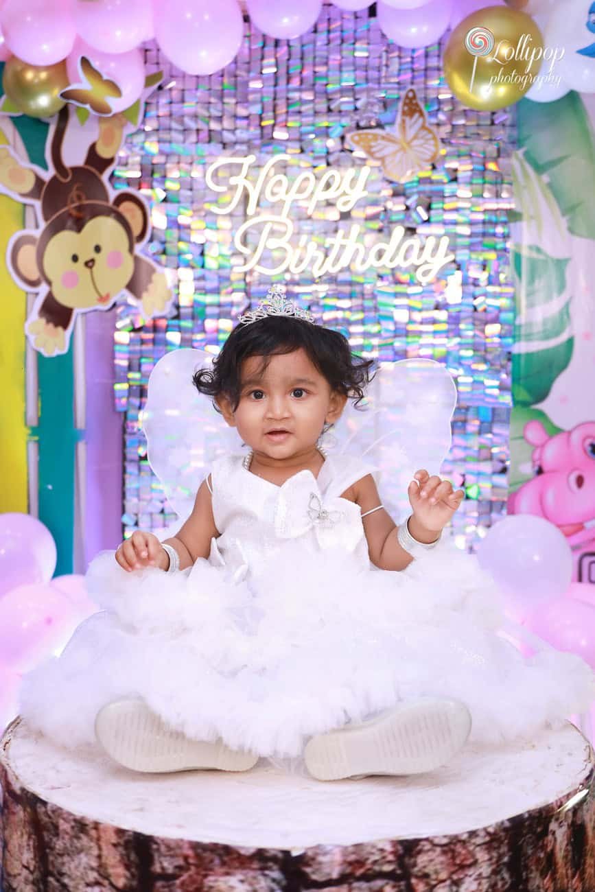 A whimsical jungle-themed birthday decor setup with balloons and animal props for Sarah's birthday celebration, by Lollipop Photography