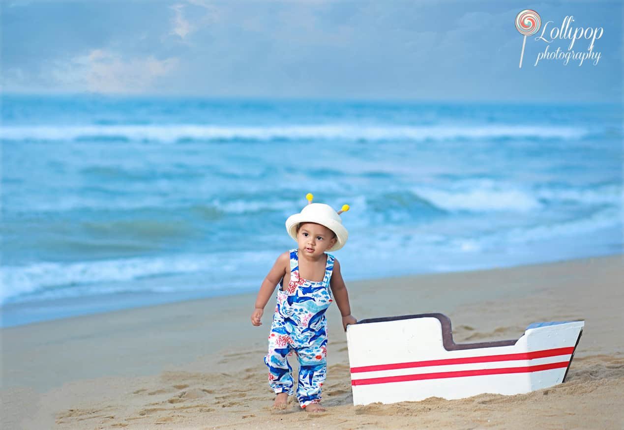 kids_beachside_with_boat_one_year_boy_chennai_lollipop_photography